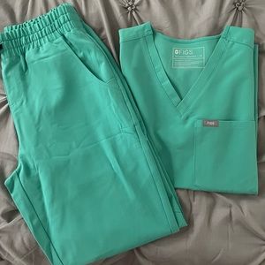 Catarina™ One-Pocket Scrub Top & Zamora™ Jogger Scrub Pants High Waisted Set
